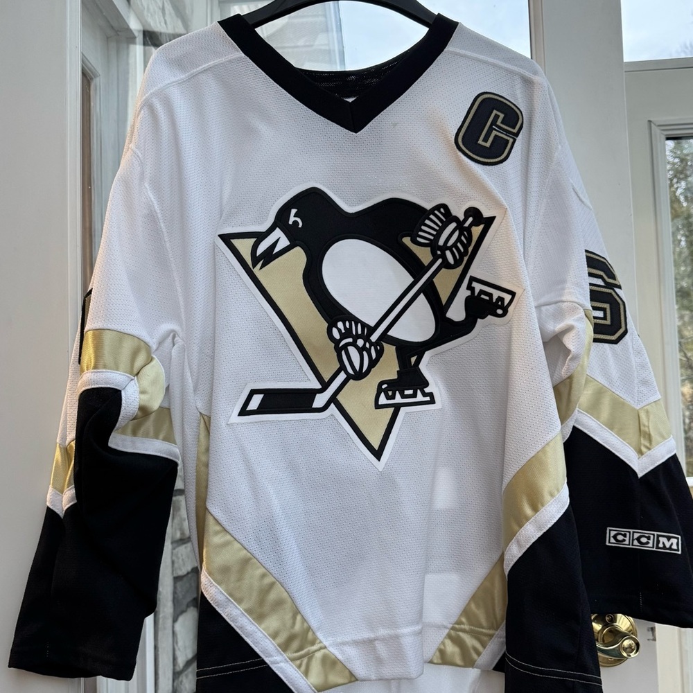 Pittsburgh penguins lemieux white hockey jersey.